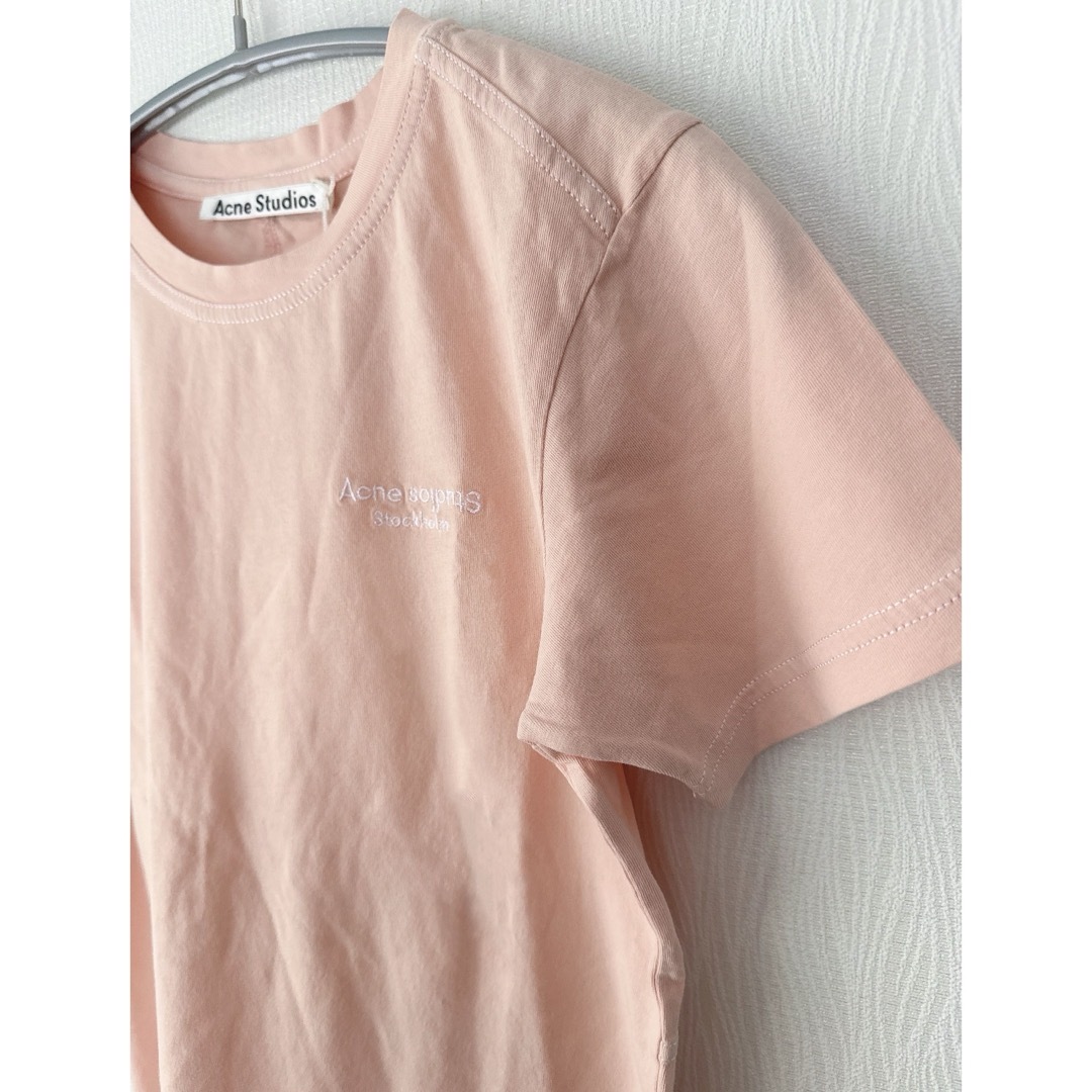 Acne Studios(アクネストゥディオズ)の【新品】AcneStudios アクネストゥディオス　ロゴ ピンク 半袖Tシャツ レディースのトップス(Tシャツ(半袖/袖なし))の商品写真