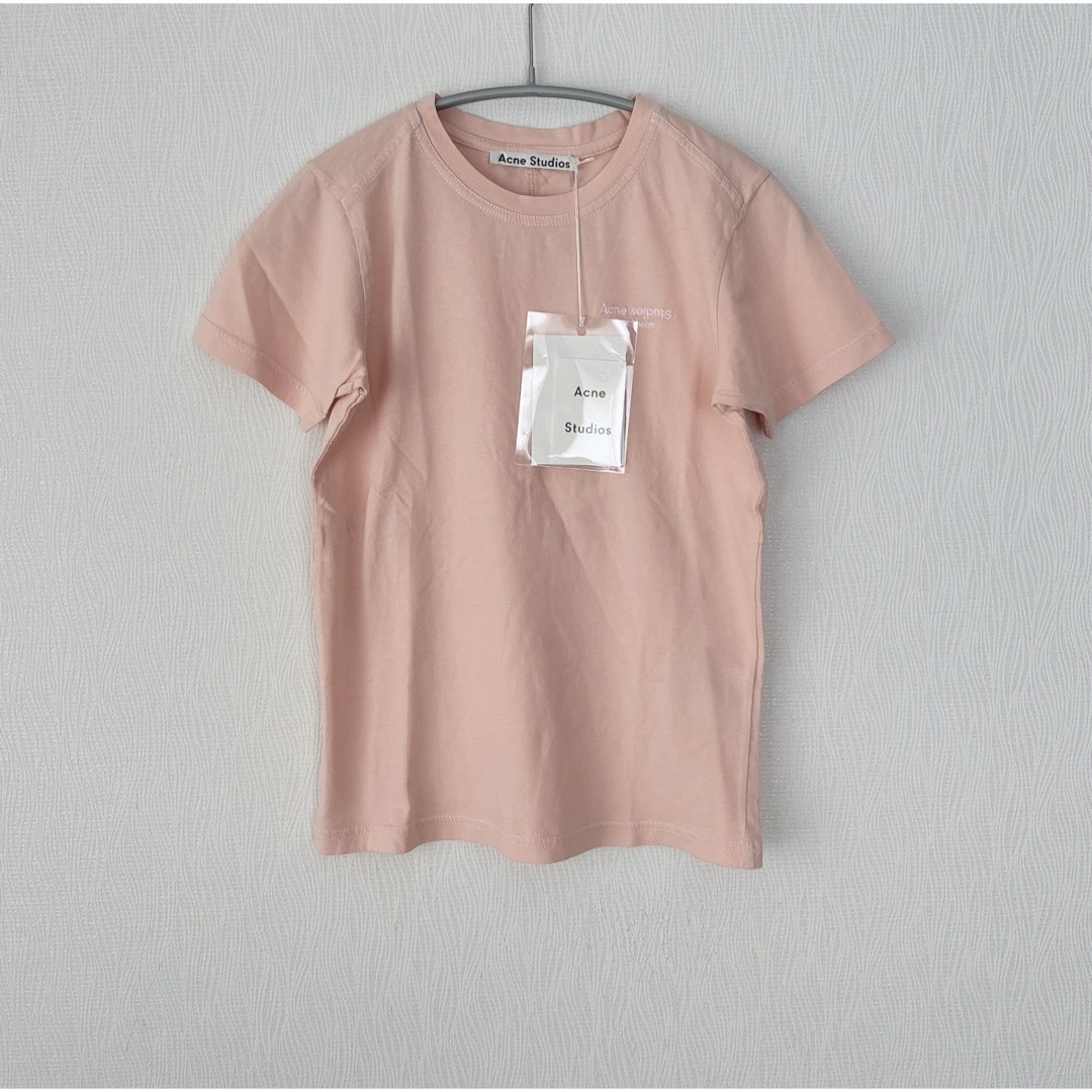 Acne Studios(アクネストゥディオズ)の【新品】AcneStudios アクネストゥディオス　ロゴ ピンク 半袖Tシャツ レディースのトップス(Tシャツ(半袖/袖なし))の商品写真