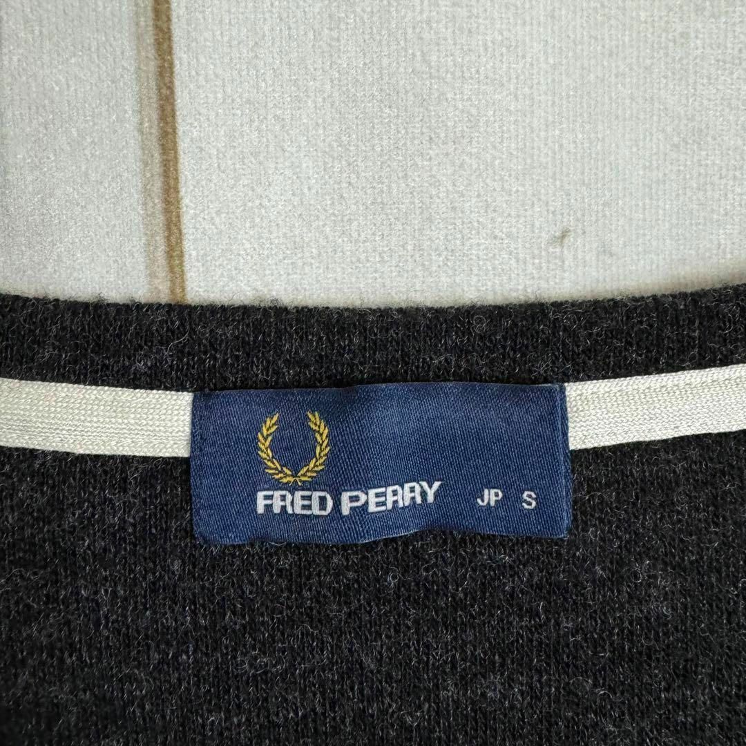 FRED PERRY(フレッドペリー)の【希少カラー】　フレッドペリー　ニット　薄手　日本製　刺繍ロゴ　Uネック　S レディースのトップス(ニット/セーター)の商品写真