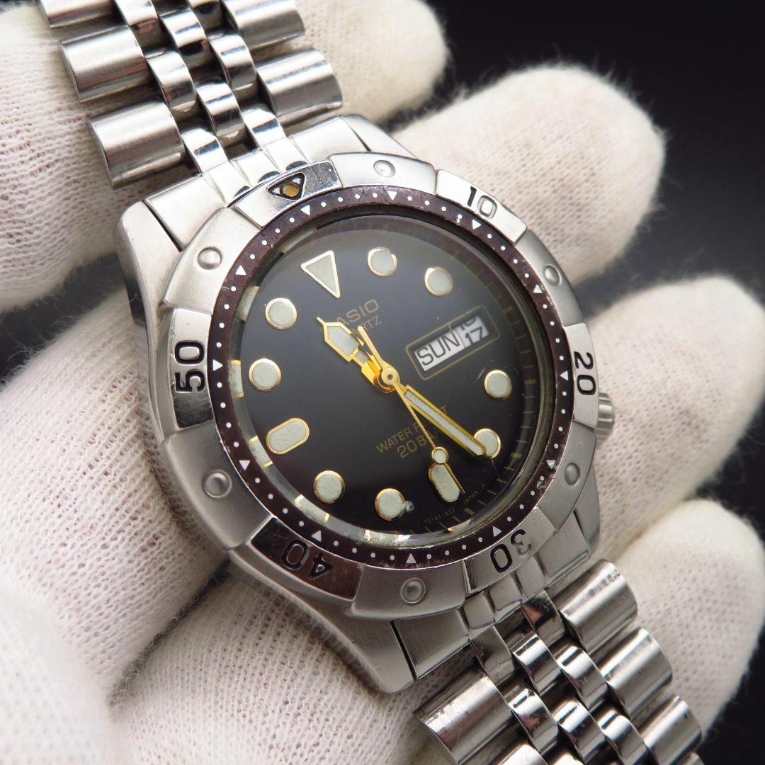 CASIO(カシオ)のCASIO ダイバーウォッチ デイデイト 蛍光針 ねじ込みリューズ 回転ベゼル メンズの時計(腕時計(アナログ))の商品写真