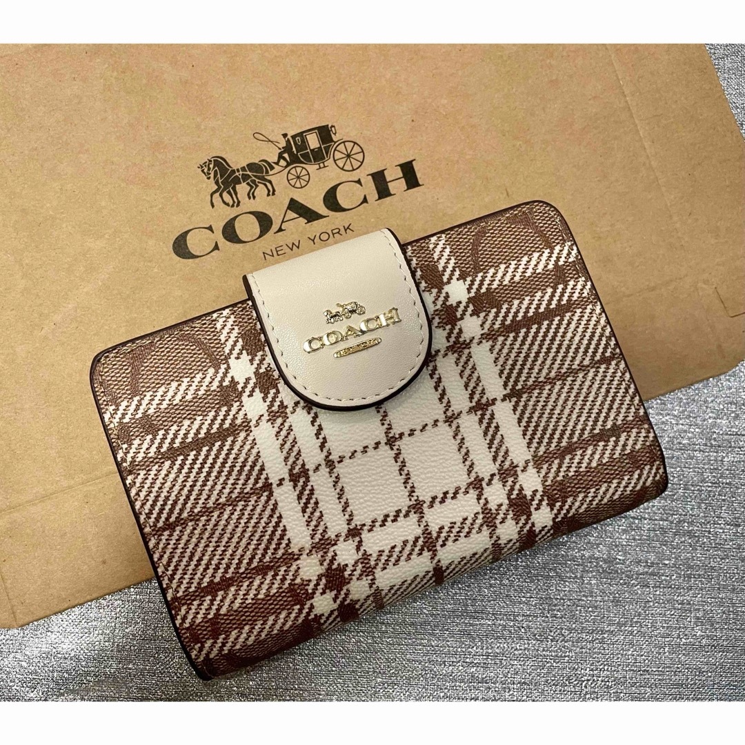 COACH(コーチ)のCOACH  二つ折り　スモール　財布　チェック　ホワイト　未使用品 レディースのファッション小物(財布)の商品写真