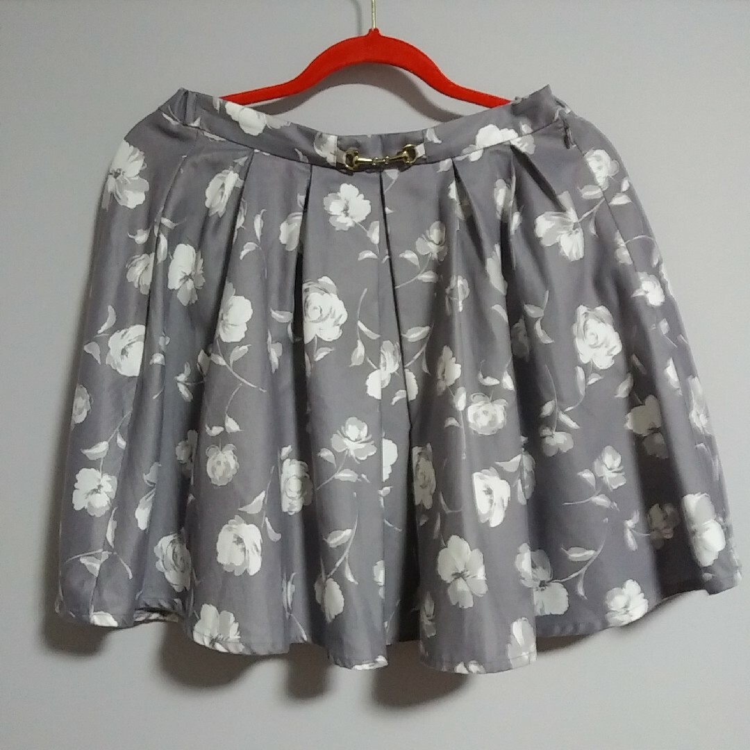 MIIA(ミーア)のMIIA 花柄スカート グレー レディースのスカート(ひざ丈スカート)の商品写真