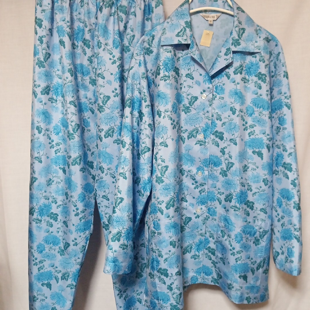 新品 SHINAWATRA THAI シルク 100% パジャマ 絹 花柄 レディースのルームウェア/パジャマ(パジャマ)の商品写真