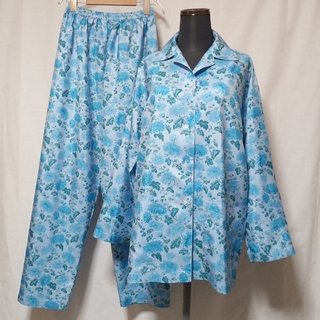 新品 SHINAWATRA THAI シルク 100% パジャマ 絹 花柄(パジャマ)