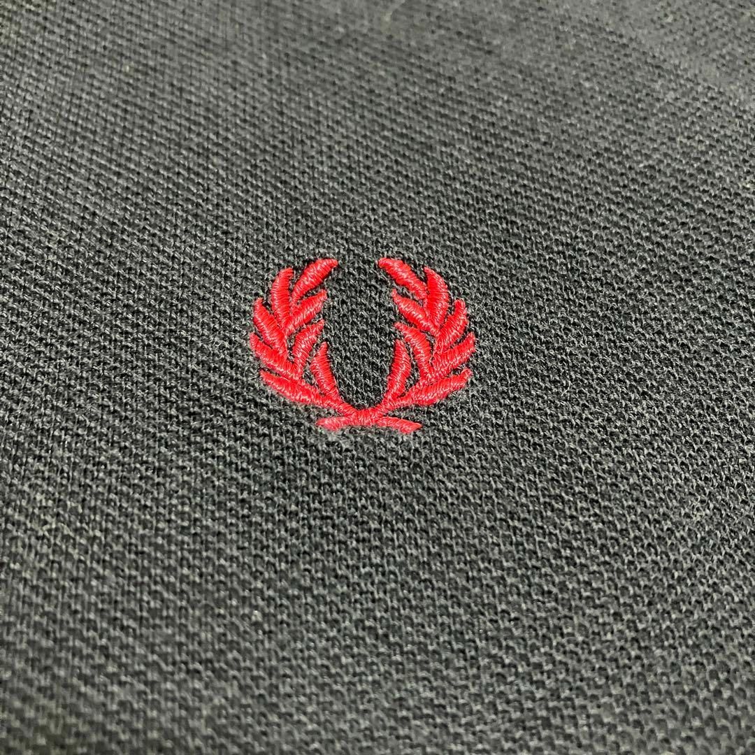 FRED PERRY(フレッドペリー)のフレッドペリー　ポロシャツ　鹿の子　半袖　刺繍ロゴ　マルチカラー　黒×赤×白　M メンズのトップス(ポロシャツ)の商品写真