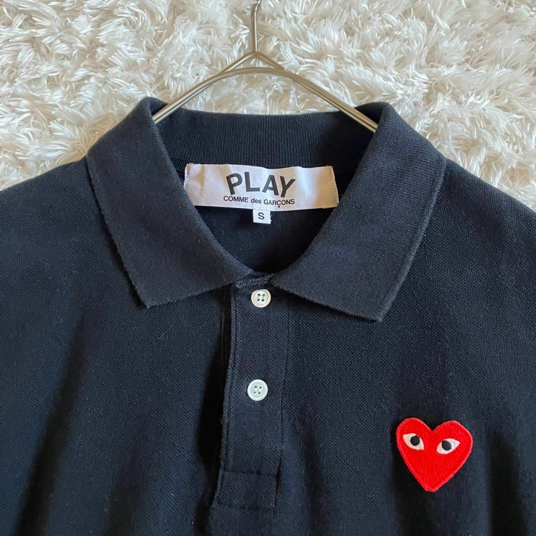 COMME des GARCONS(コムデギャルソン)の定番人気！ プレイコムデギャルソン　ポロシャツ　赤 ハート　半袖　ブラック　S メンズのトップス(ポロシャツ)の商品写真