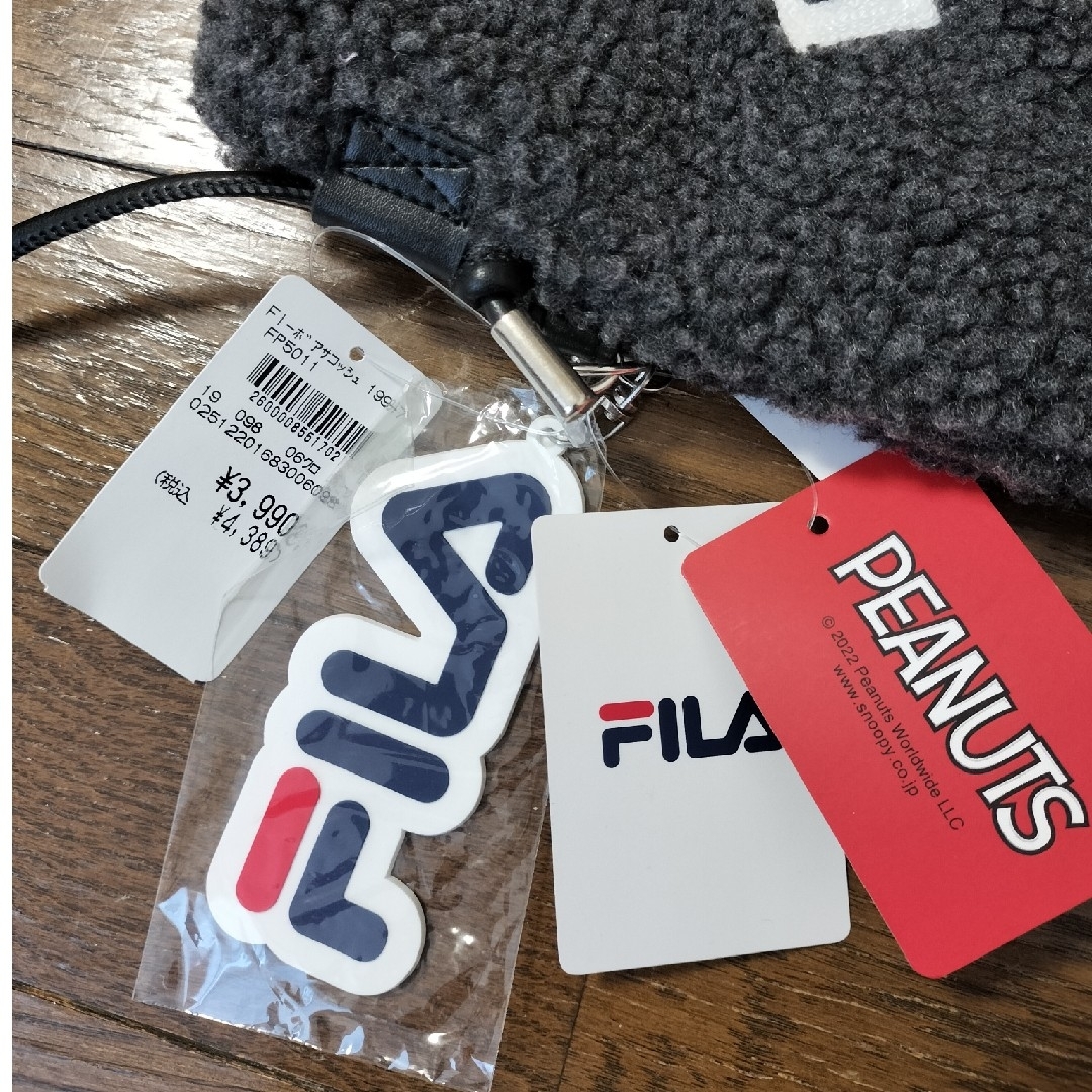 SNOOPY(スヌーピー)のSNOOPY ☆ スヌーピー ✕  FILA  コラボバッグ 新品未使用タグ付 レディースのバッグ(ショルダーバッグ)の商品写真