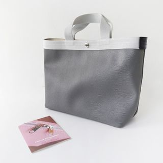 エルベシャプリエ(Herve Chapelier)の美品 エルベシャプリエ Herve Chapelier 704GP スクエアリュクストートバッグ M/グラニ×シルバー グレー ハンドバッグ 【2400013777988】(トートバッグ)