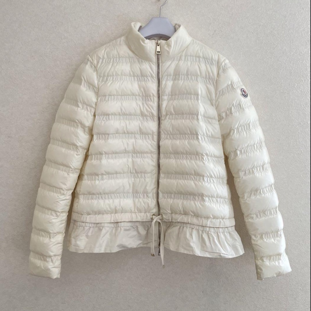 MONCLER(モンクレール)の《未使用に近い》モンクレール　ペプラムライトダウンジャケット レディースのジャケット/アウター(ダウンジャケット)の商品写真