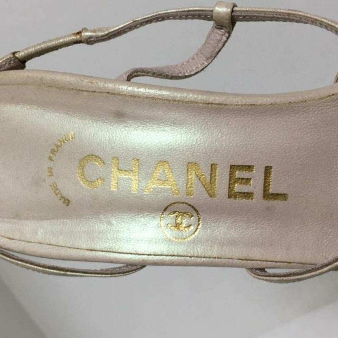 CHANEL(シャネル)のCHANEL(シャネル) サンダル 36C レディース - ベージュ×ピンクベージュ ラムスキン レディースの靴/シューズ(サンダル)の商品写真