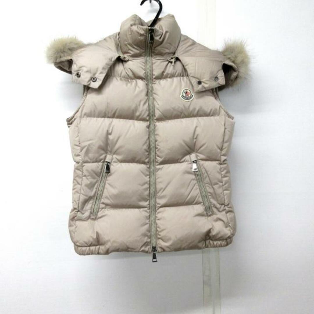 MONCLER(モンクレール)のMONCLER(モンクレール) ダウンベスト サイズ0 XS レディース美品  GALLINULE ベージュ 冬/フード・ファー取り外し可 レディースのジャケット/アウター(ダウンベスト)の商品写真