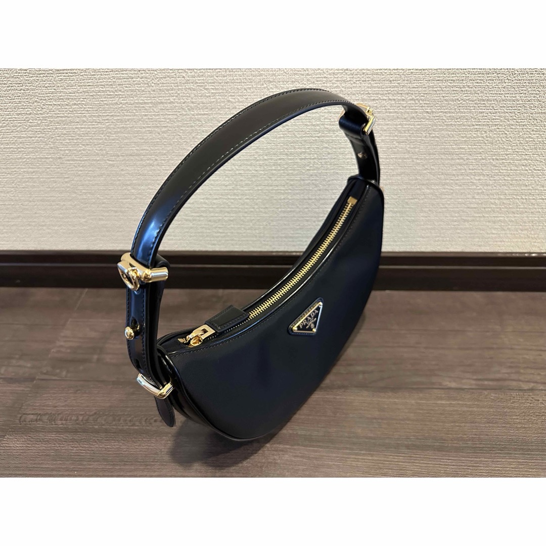 PRADA(プラダ)のPRADA アーケ Re-Nylon xブラッシュドレザー ショルダーバッグ レディースのバッグ(ショルダーバッグ)の商品写真