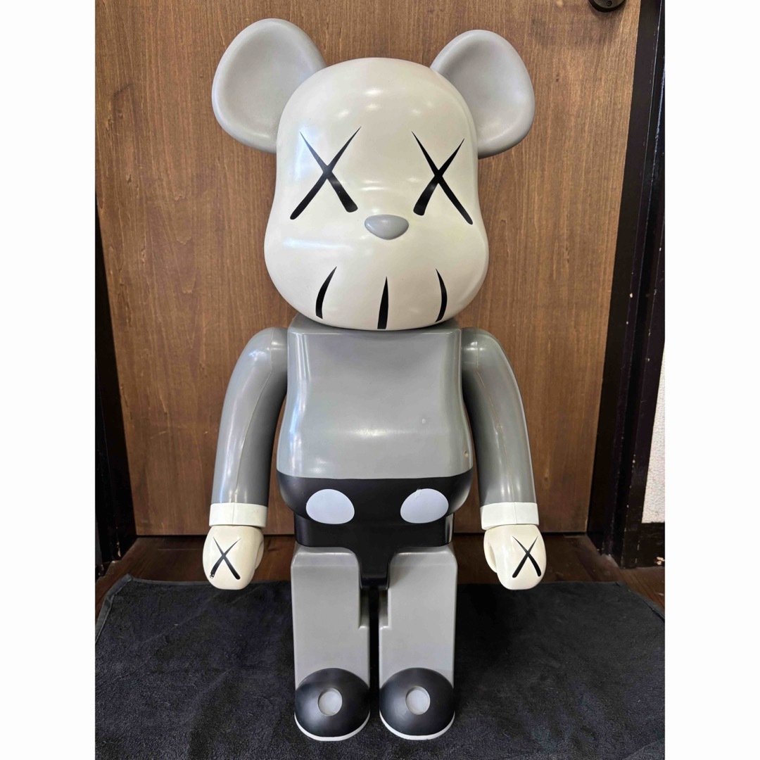 BE@RBRICK(ベアブリック)のGW値下げ カウズ ベアブリック　KAWS × BE＠RBRICK 1000％  エンタメ/ホビーのフィギュア(その他)の商品写真