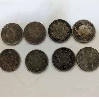 大正後期から昭和初期の50銭小型銀貨8枚です。(金属工芸)