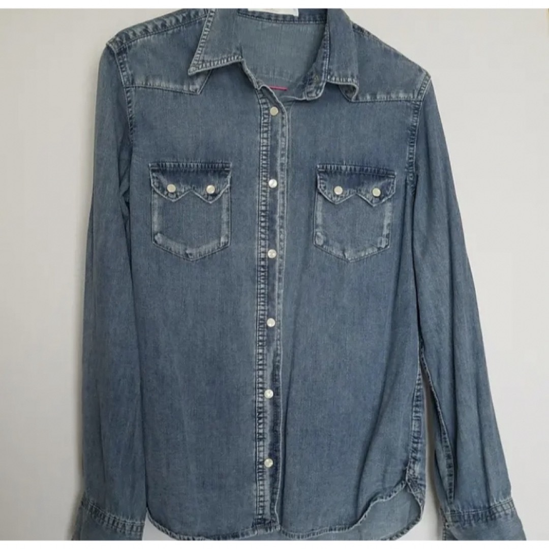 AZUL by moussy(アズールバイマウジー)のAZULbymoussy denim shirt レディースのトップス(シャツ/ブラウス(長袖/七分))の商品写真