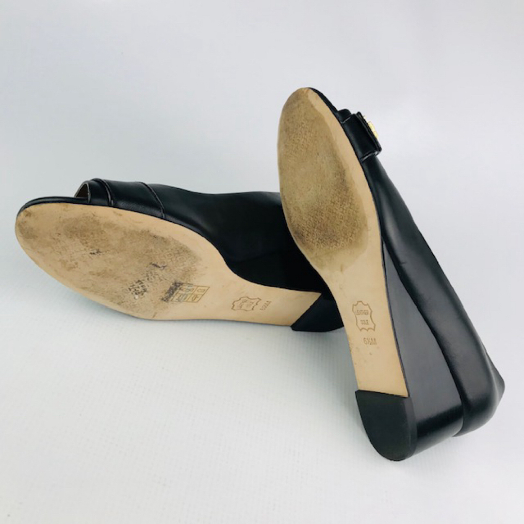 Tory Burch(トリーバーチ)の美品★トリーバーチ・ターンロックアイコン付レザーウェッジパンプス(6 1/2M) レディースの靴/シューズ(ハイヒール/パンプス)の商品写真