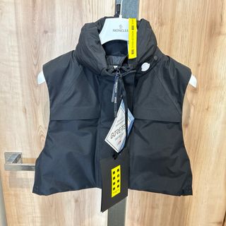 MONCLER - MONCLER x HYKE ダウンベスト VANILIS ハイクの通販 by shop｜モンクレールならラクマ