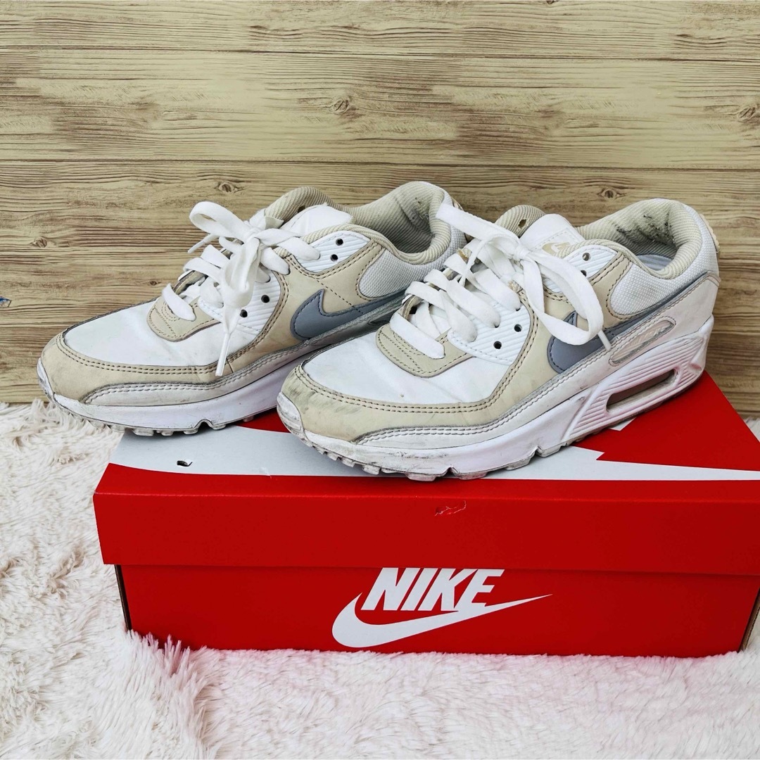 NIKE(ナイキ)の美品！NIKE AIR MAX 90 ウィメンズ　25cm ベージュ　ホワイト レディースの靴/シューズ(スニーカー)の商品写真