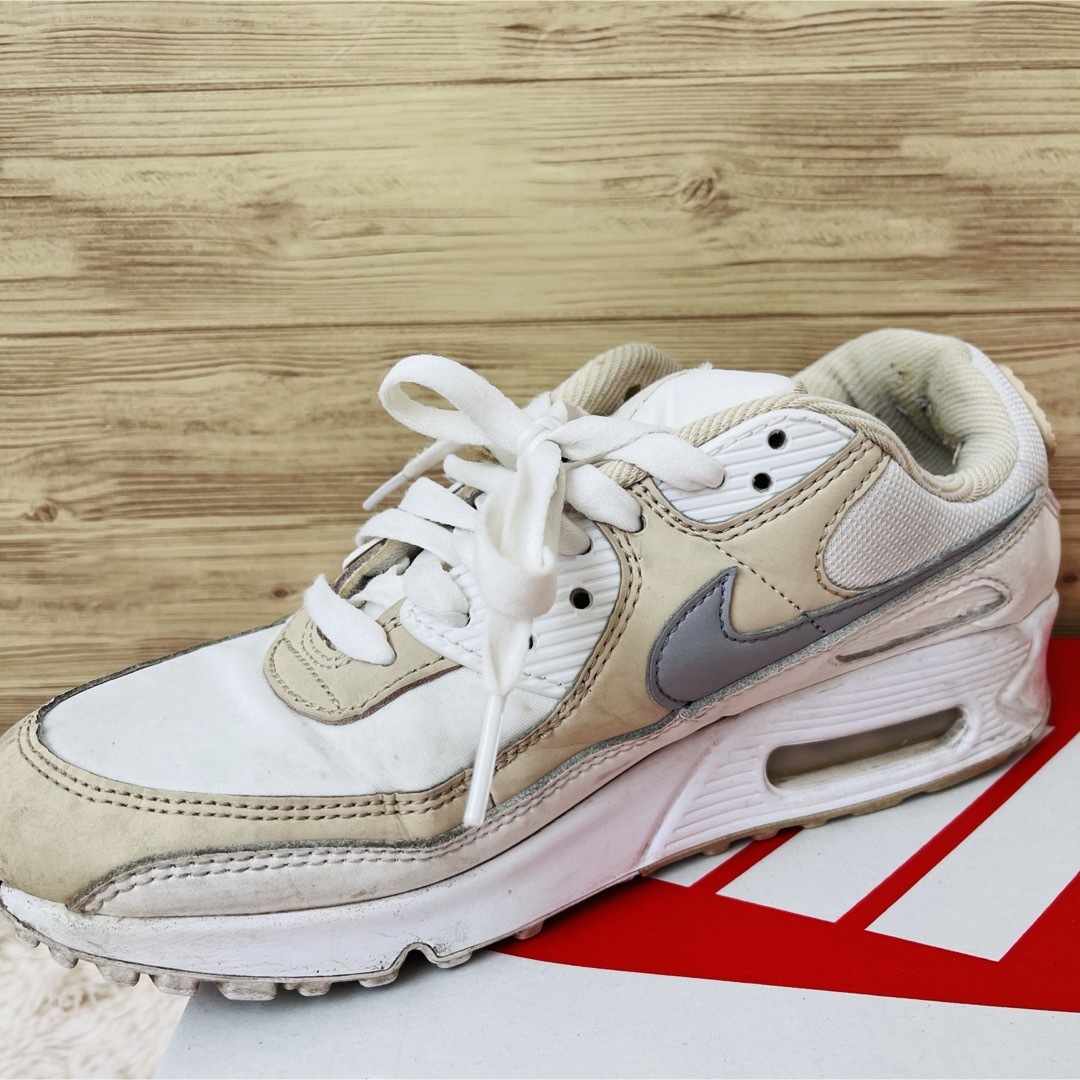 NIKE(ナイキ)の美品！NIKE AIR MAX 90 ウィメンズ　25cm ベージュ　ホワイト レディースの靴/シューズ(スニーカー)の商品写真