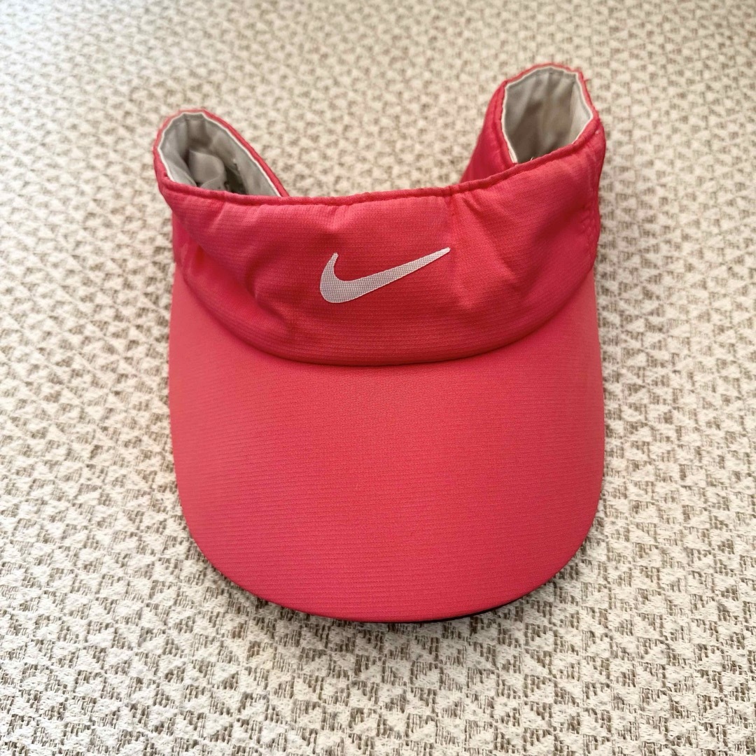 お値下げ！美品＊NIKEGOLFバイザー スポーツ/アウトドアのゴルフ(その他)の商品写真