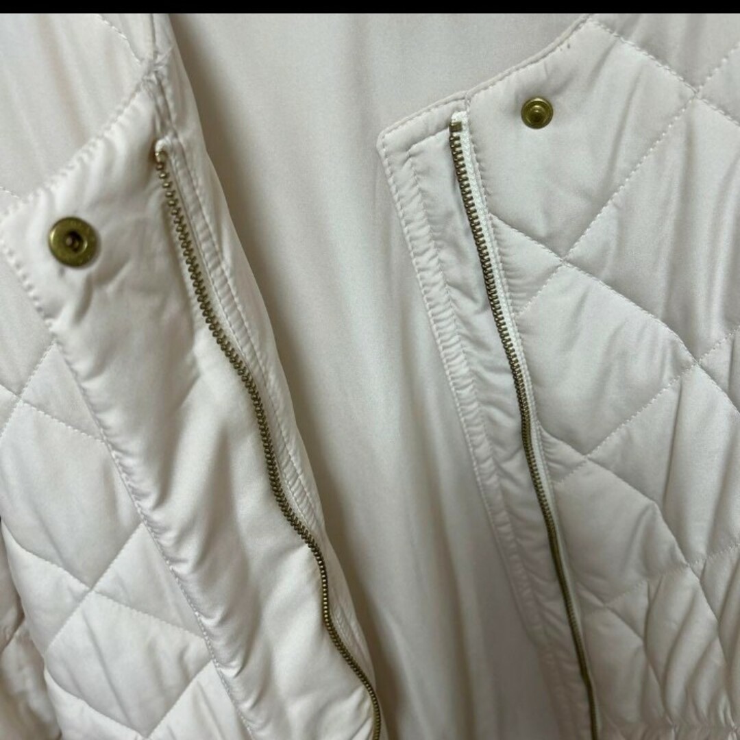 GU(ジーユー)の美品　GUジーユーキルティングコートジャケット　ホワイト　白 レディースのジャケット/アウター(ブルゾン)の商品写真