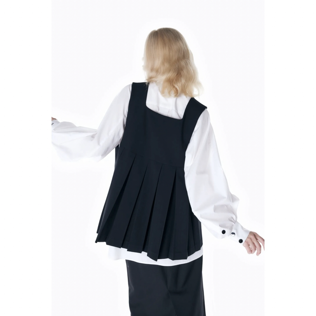 ENFOLD(エンフォルド)のENFOLD ENFOLD PLEATS TWO-WAY VEST  レディースのトップス(ベスト/ジレ)の商品写真