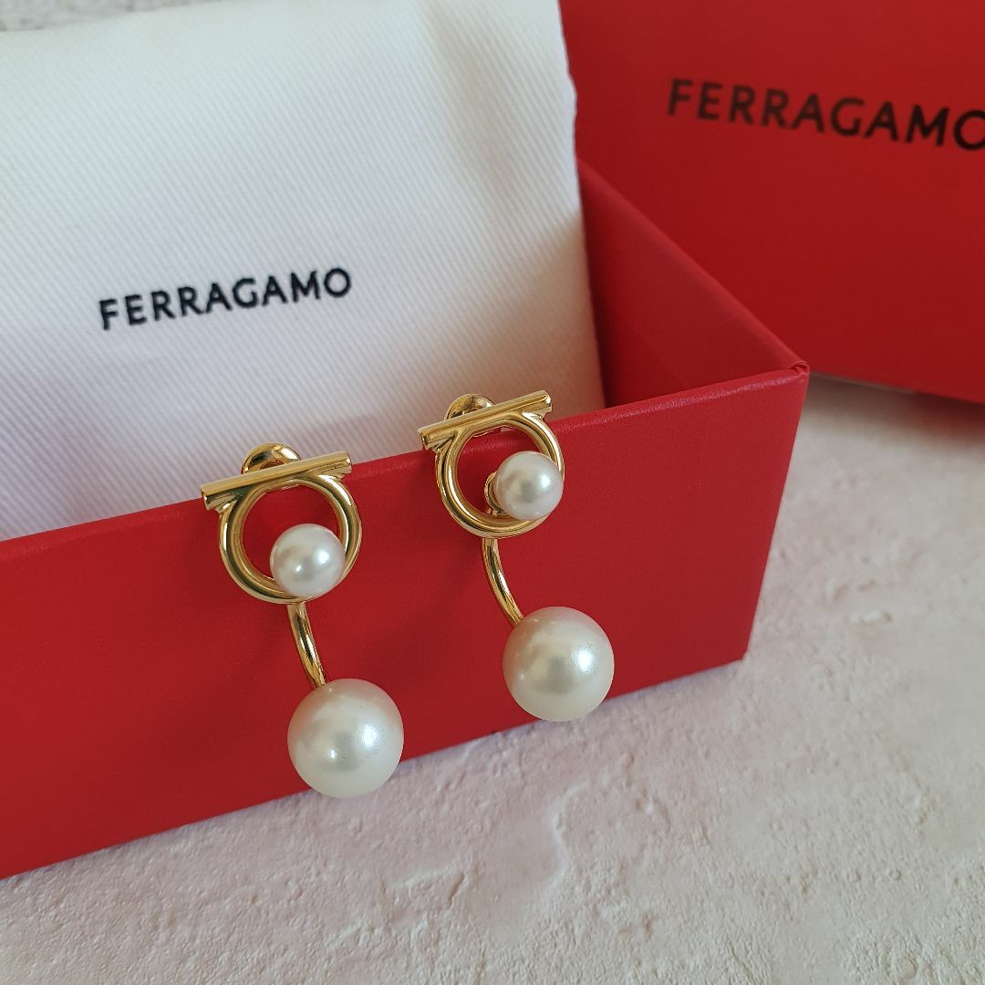 Ferragamo(フェラガモ)の【新品・未使用】FERRAGAMO ホワイトパール ピアス ゴールド　 レディースのアクセサリー(ピアス)の商品写真