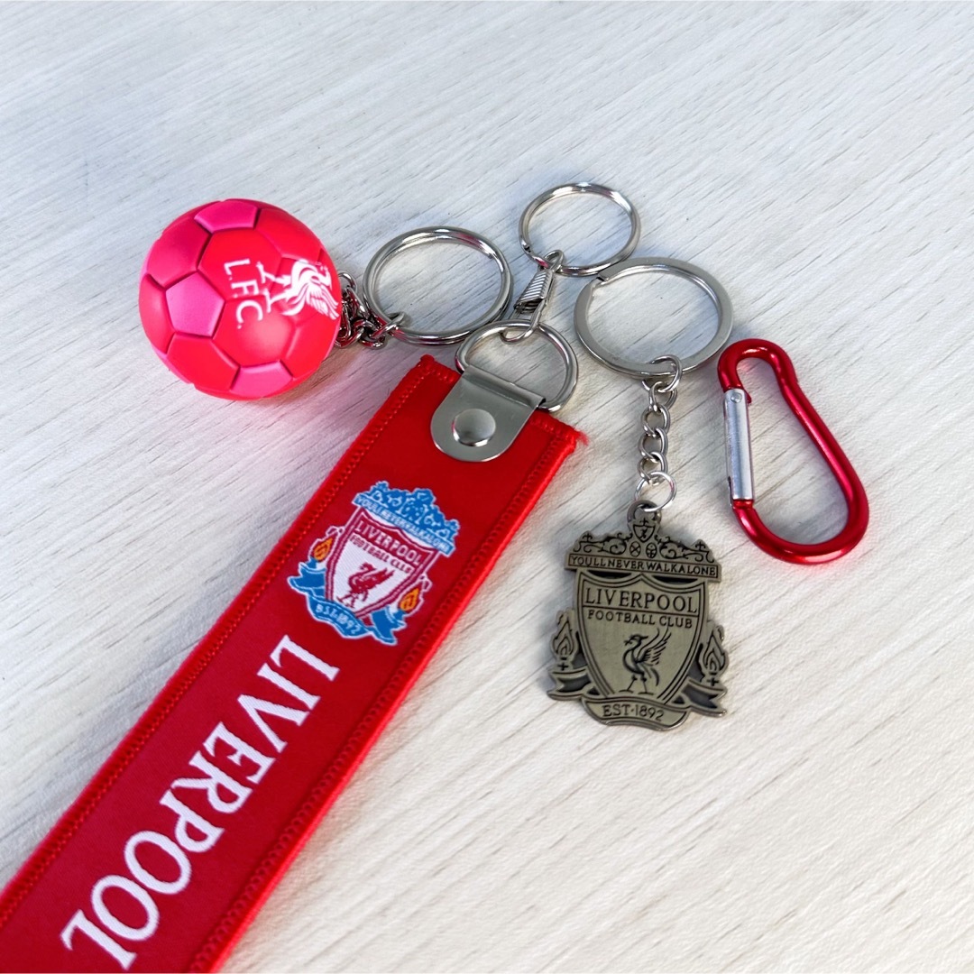 liverpool リヴァプール　キーホルダ　ストラップミニサッカーボール スポーツ/アウトドアのサッカー/フットサル(記念品/関連グッズ)の商品写真