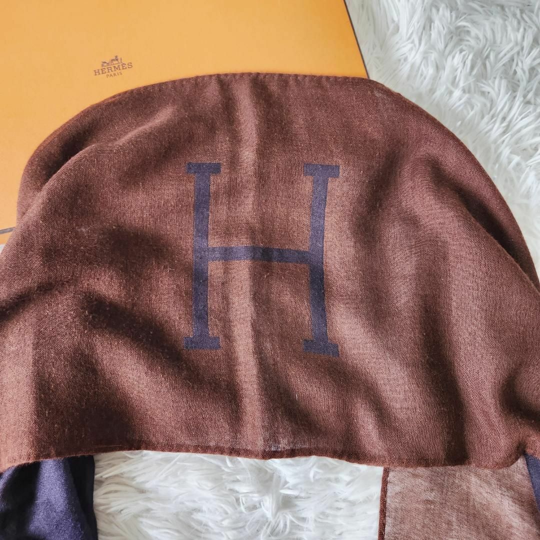 Hermes(エルメス)の希少デザイン エルメス ストール カシミヤ シルク Hロゴ ブラウン+ネイビー レディースのファッション小物(ストール/パシュミナ)の商品写真