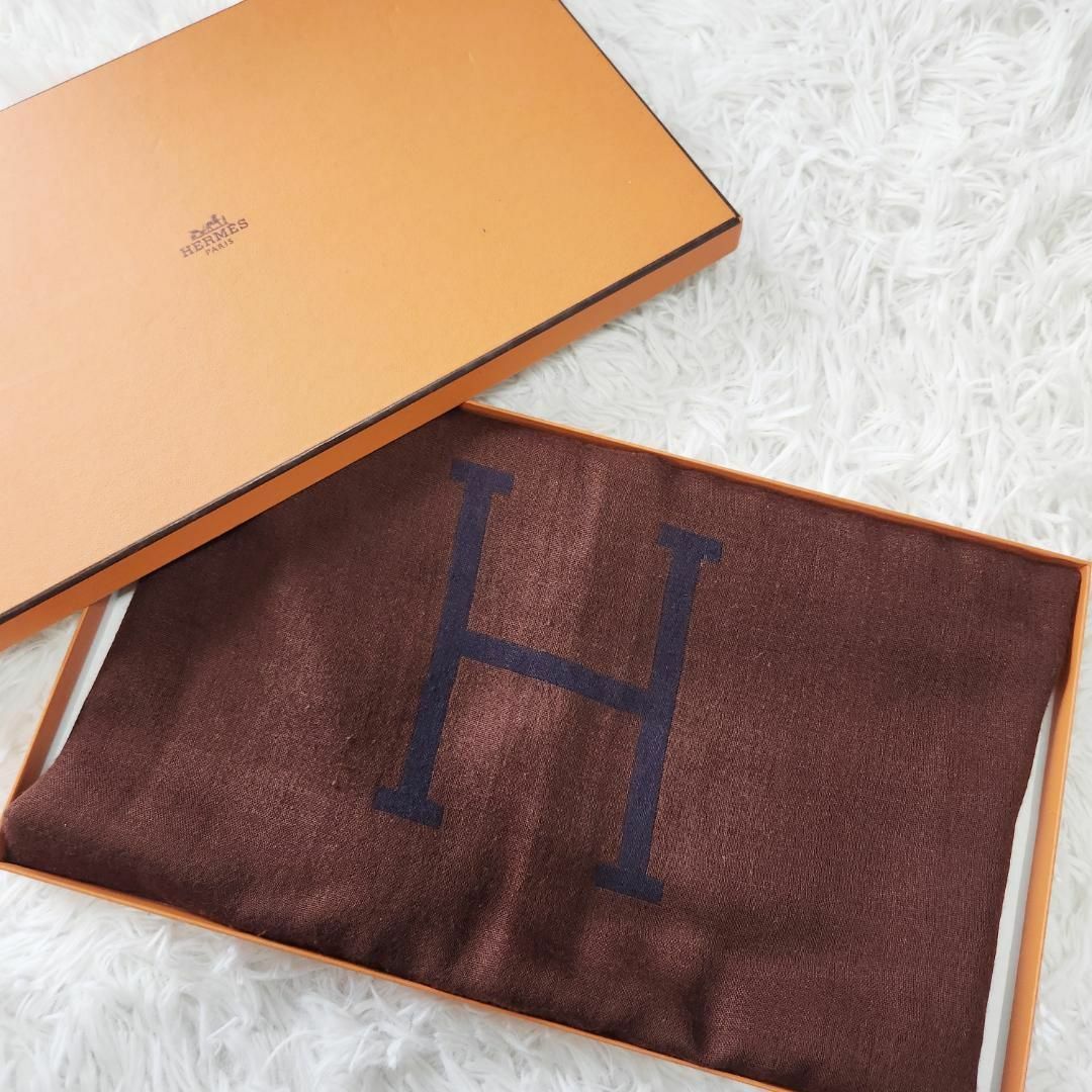 Hermes(エルメス)の希少デザイン エルメス ストール カシミヤ シルク Hロゴ ブラウン+ネイビー レディースのファッション小物(ストール/パシュミナ)の商品写真