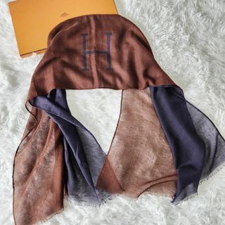 エルメス(Hermes)の希少デザイン エルメス ストール カシミヤ シルク Hロゴ ブラウン+ネイビー(ストール/パシュミナ)