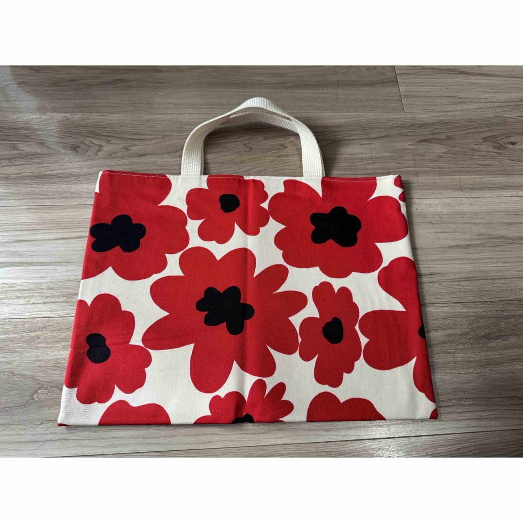 レッスンバッグ・手さげバッグ 北欧風 花柄 赤 マリメッコ風 ハンドメイドのキッズ/ベビー(バッグ/レッスンバッグ)の商品写真