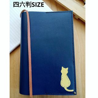 四六判　革のブックカバー　猫ステッチのしおり付きDesign　ダークネイビー(ブックカバー)