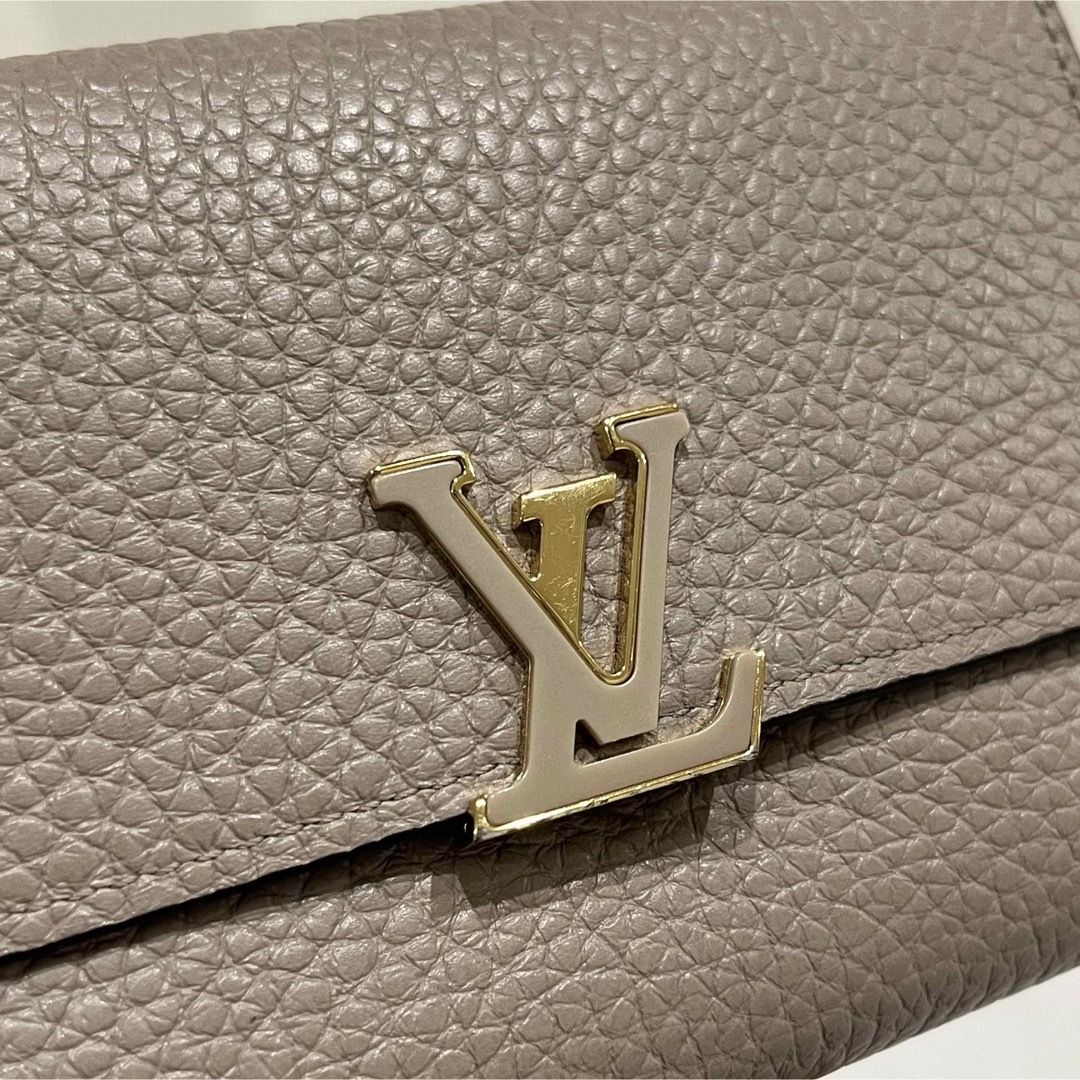 LOUIS VUITTON(ルイヴィトン)のルイヴィトン　カプシーヌ　三つ折り　財布　ベージュ レディースのファッション小物(財布)の商品写真