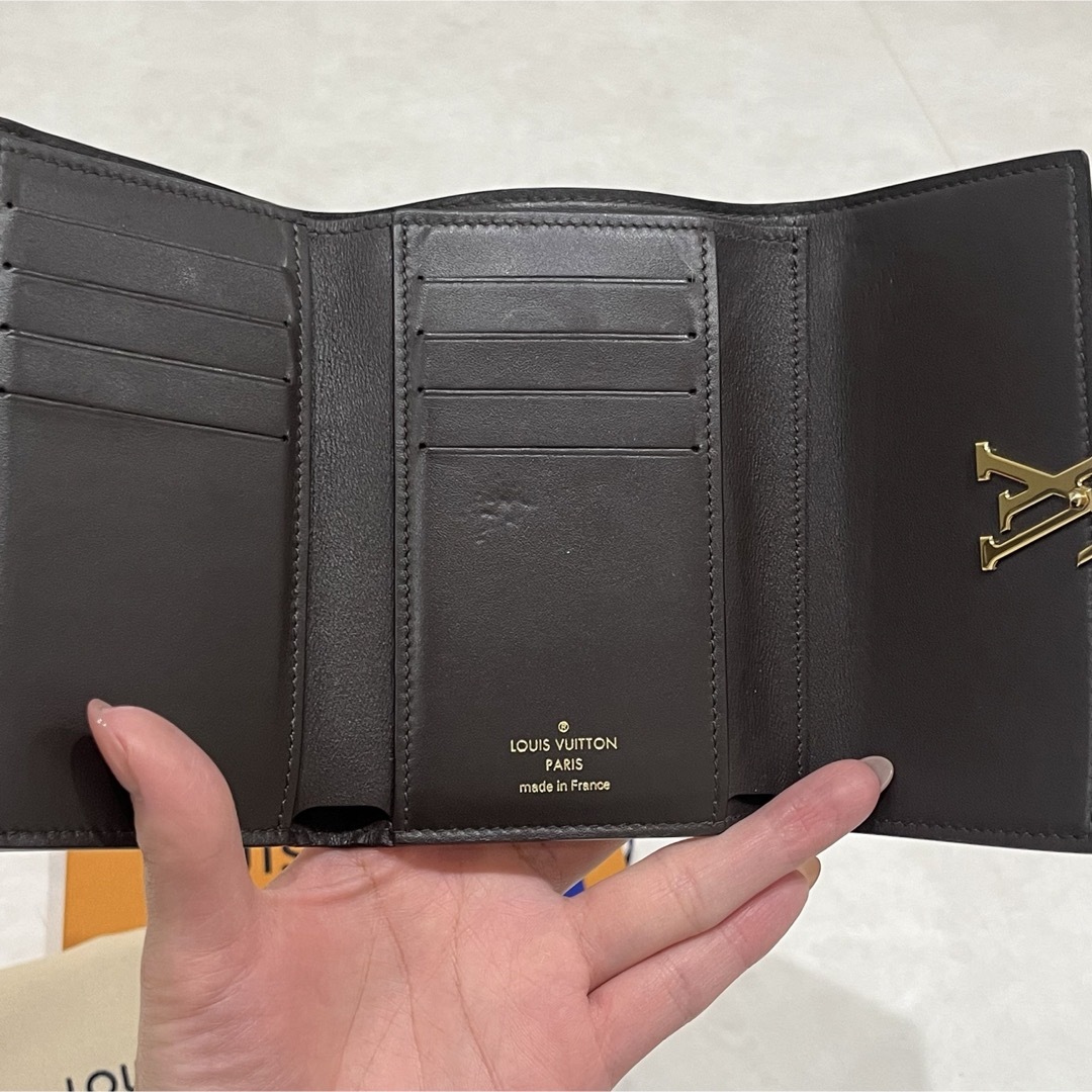 LOUIS VUITTON(ルイヴィトン)のルイヴィトン　カプシーヌ　三つ折り　財布　ベージュ レディースのファッション小物(財布)の商品写真