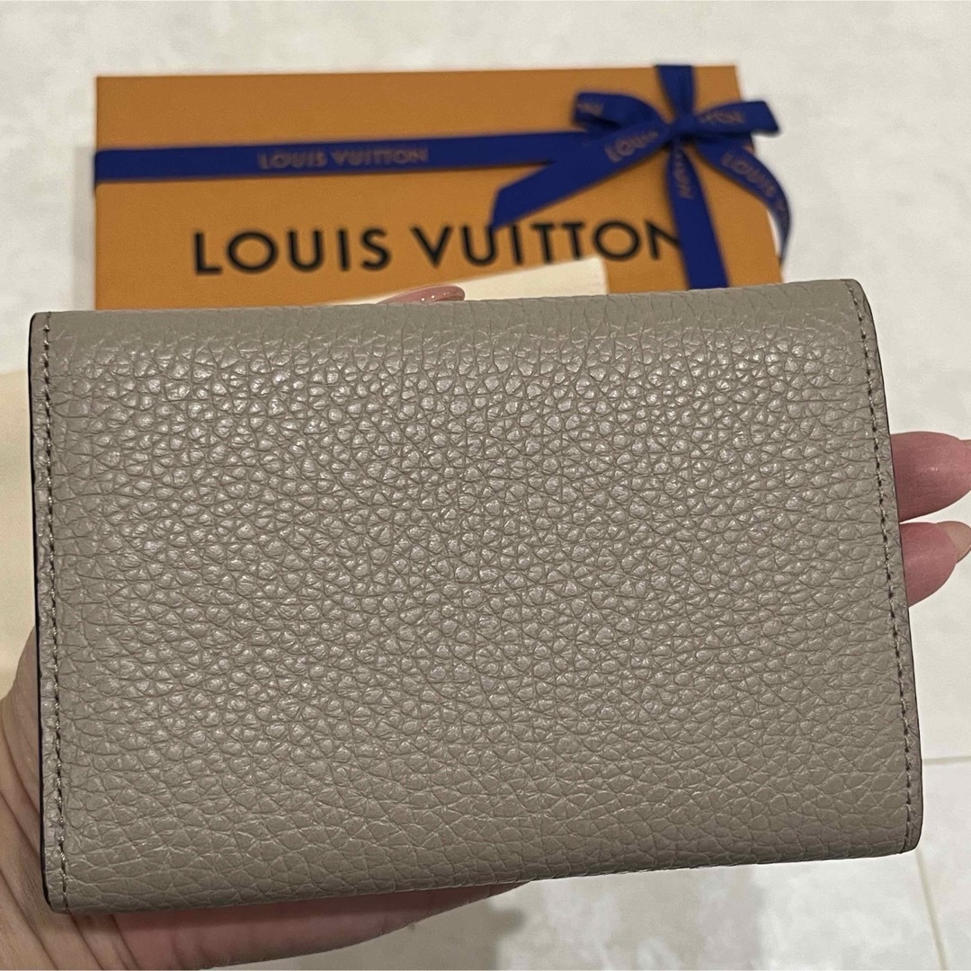 LOUIS VUITTON(ルイヴィトン)のルイヴィトン　カプシーヌ　三つ折り　財布　ベージュ レディースのファッション小物(財布)の商品写真