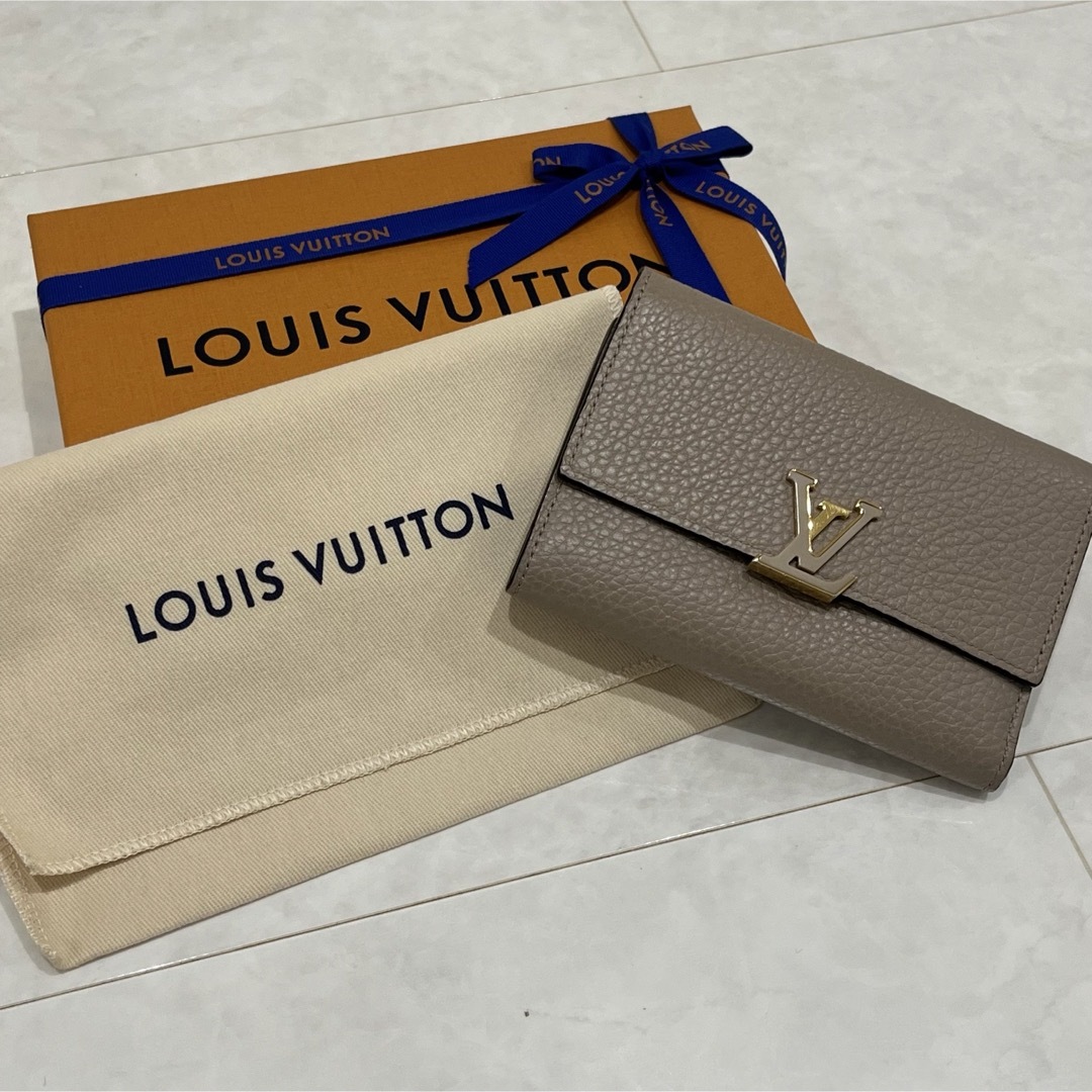 LOUIS VUITTON(ルイヴィトン)のルイヴィトン　カプシーヌ　三つ折り　財布　ベージュ レディースのファッション小物(財布)の商品写真