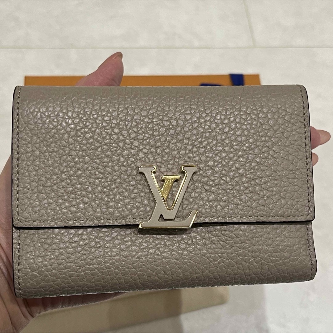 LOUIS VUITTON(ルイヴィトン)のルイヴィトン　カプシーヌ　三つ折り　財布　ベージュ レディースのファッション小物(財布)の商品写真