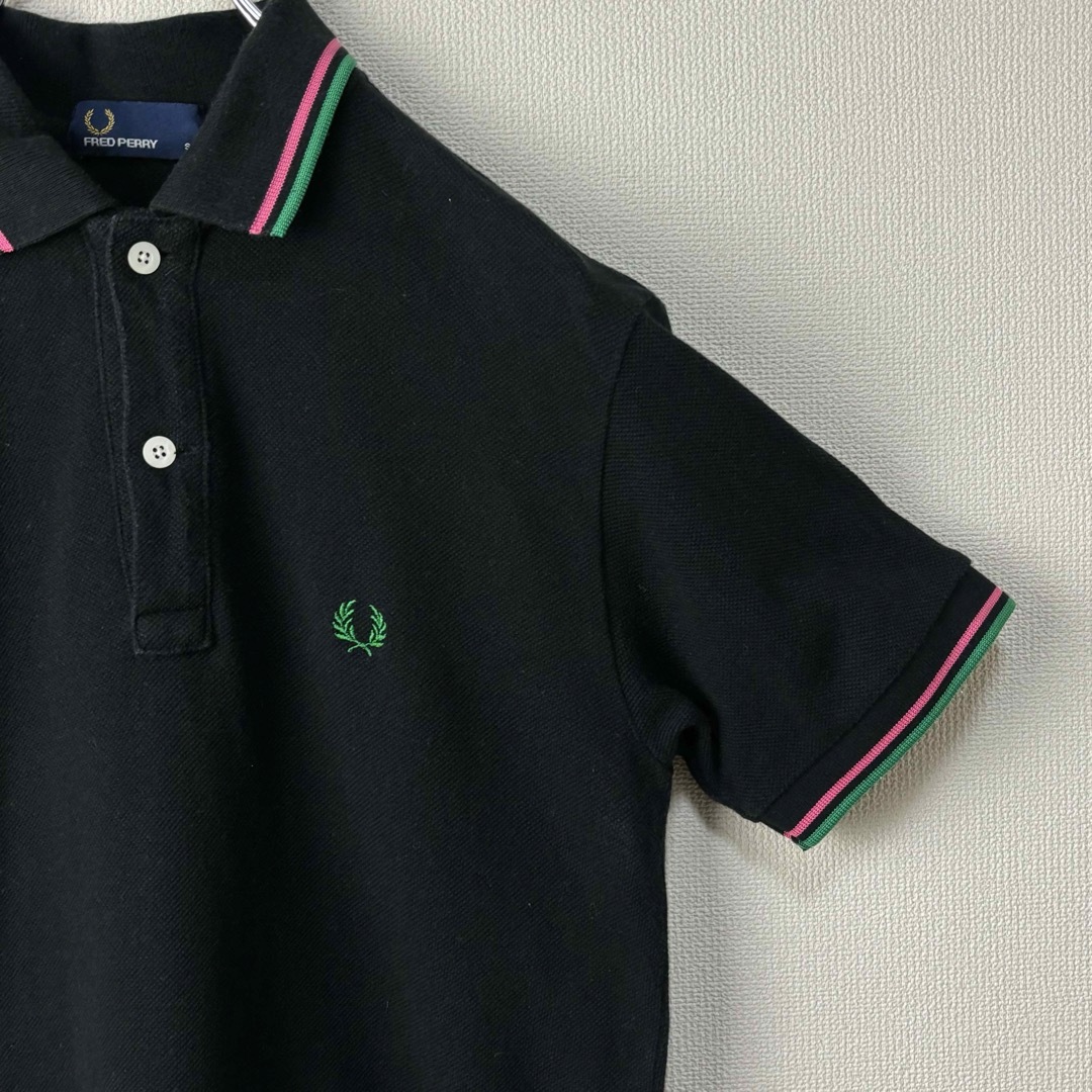 FRED PERRY(フレッドペリー)の人気　フレッドペリー　ポロシャツ　黒　緑　ピンク　S ブラック　古着 メンズのトップス(ポロシャツ)の商品写真