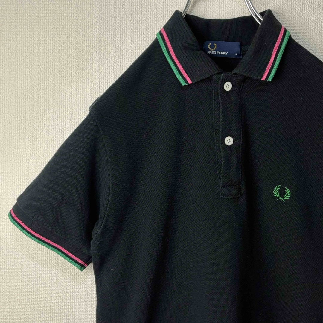 FRED PERRY(フレッドペリー)の人気　フレッドペリー　ポロシャツ　黒　緑　ピンク　S ブラック　古着 メンズのトップス(ポロシャツ)の商品写真