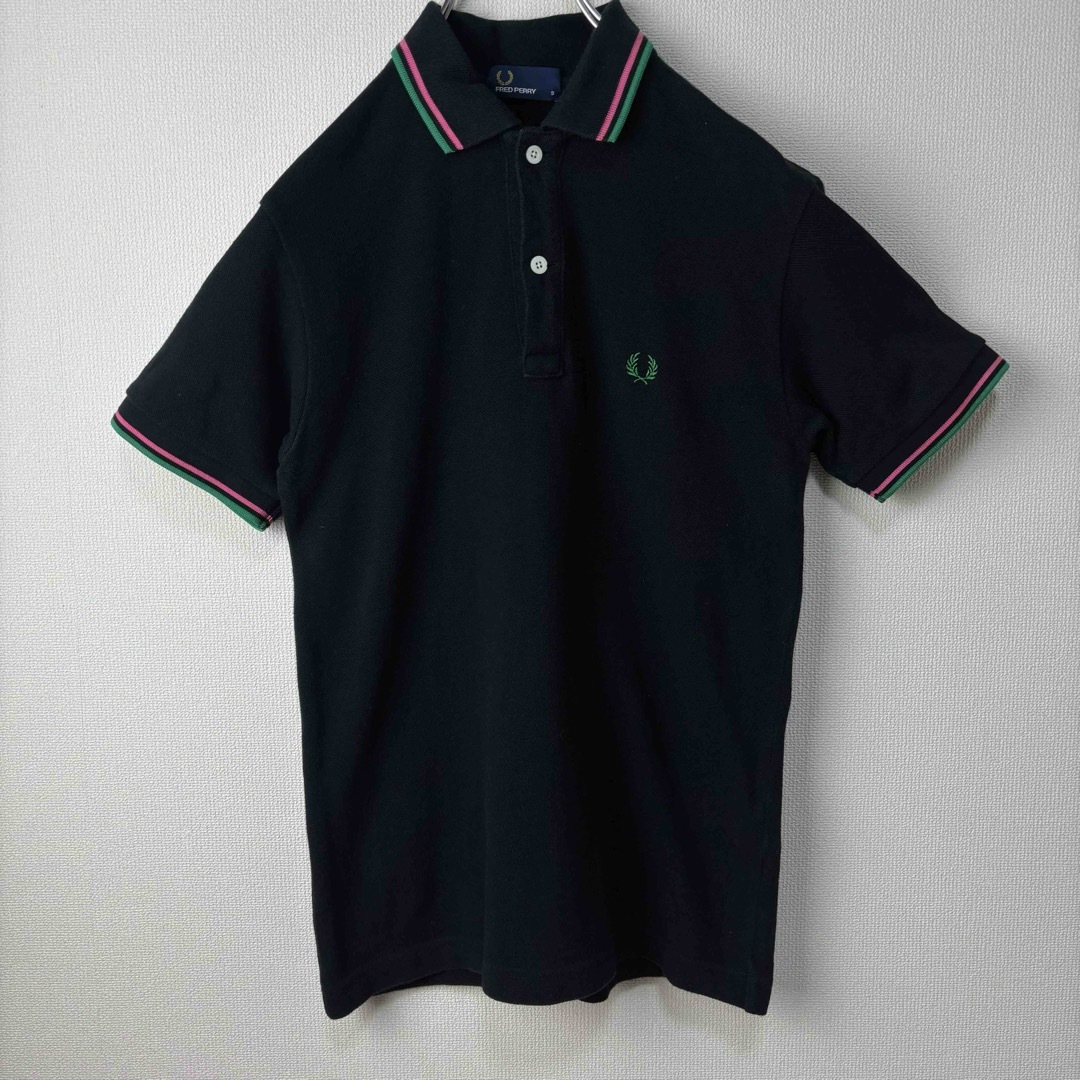 FRED PERRY(フレッドペリー)の人気　フレッドペリー　ポロシャツ　黒　緑　ピンク　S ブラック　古着 メンズのトップス(ポロシャツ)の商品写真