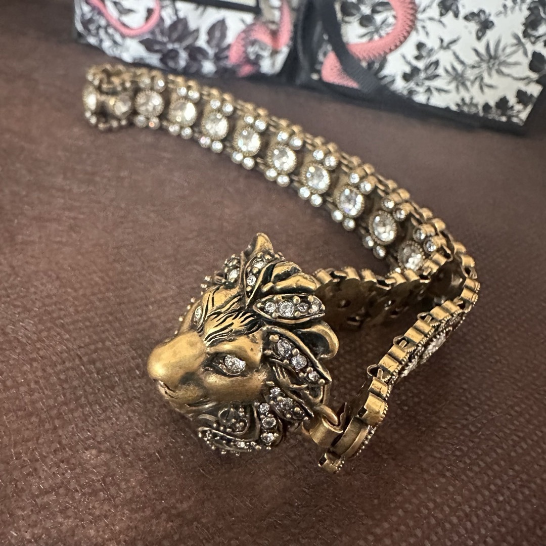 GUCCI - GUCCIクリスタルビジュー付きゴールドライオンヘッド GUCCI - GUCCIクリスタルビジュー付きゴールドライオンヘッド