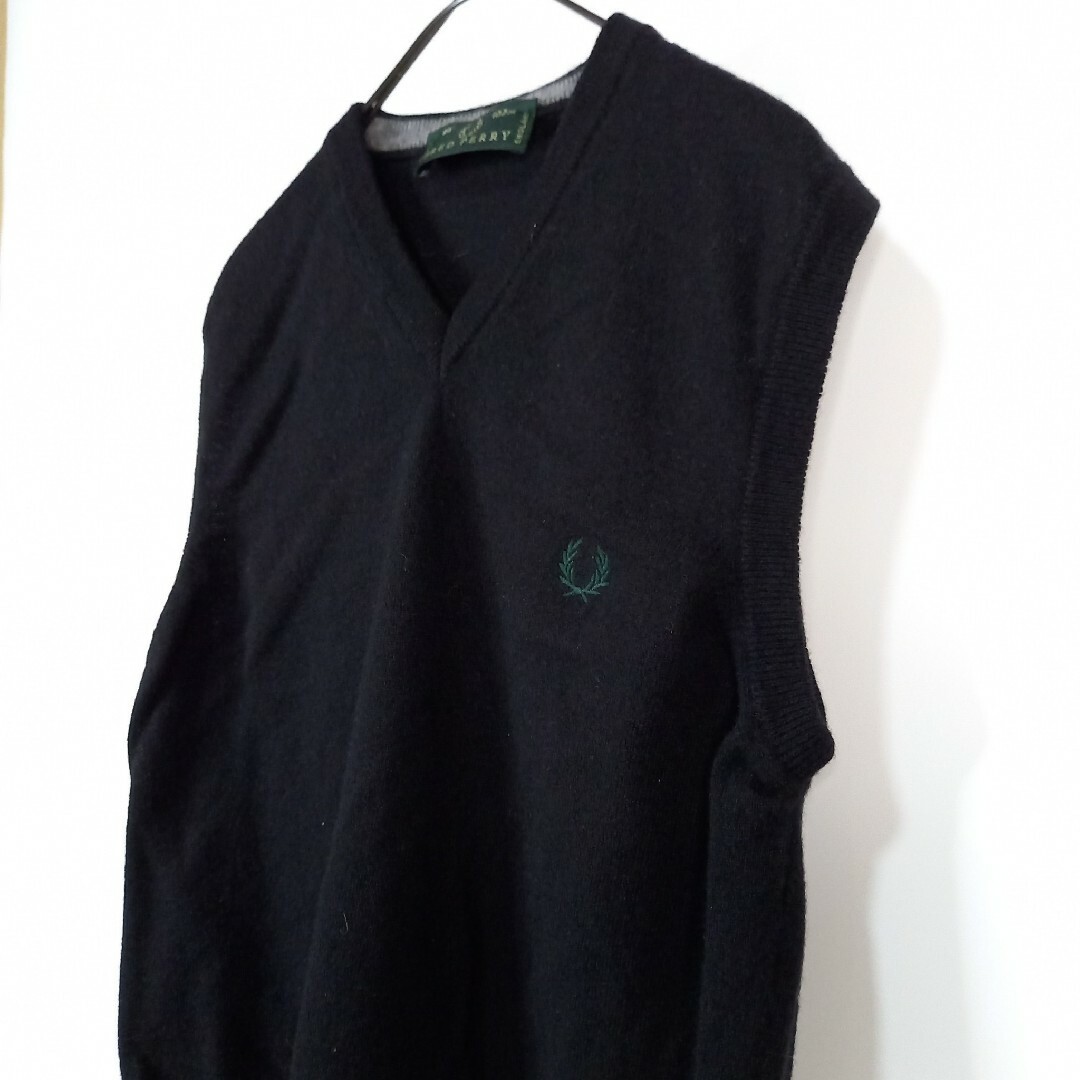 FRED PERRY(フレッドペリー)のイタリア製　フレッドペリー　ニットベスト　刺繍ロゴ　ユーロ古着　ブラック メンズのトップス(ニット/セーター)の商品写真