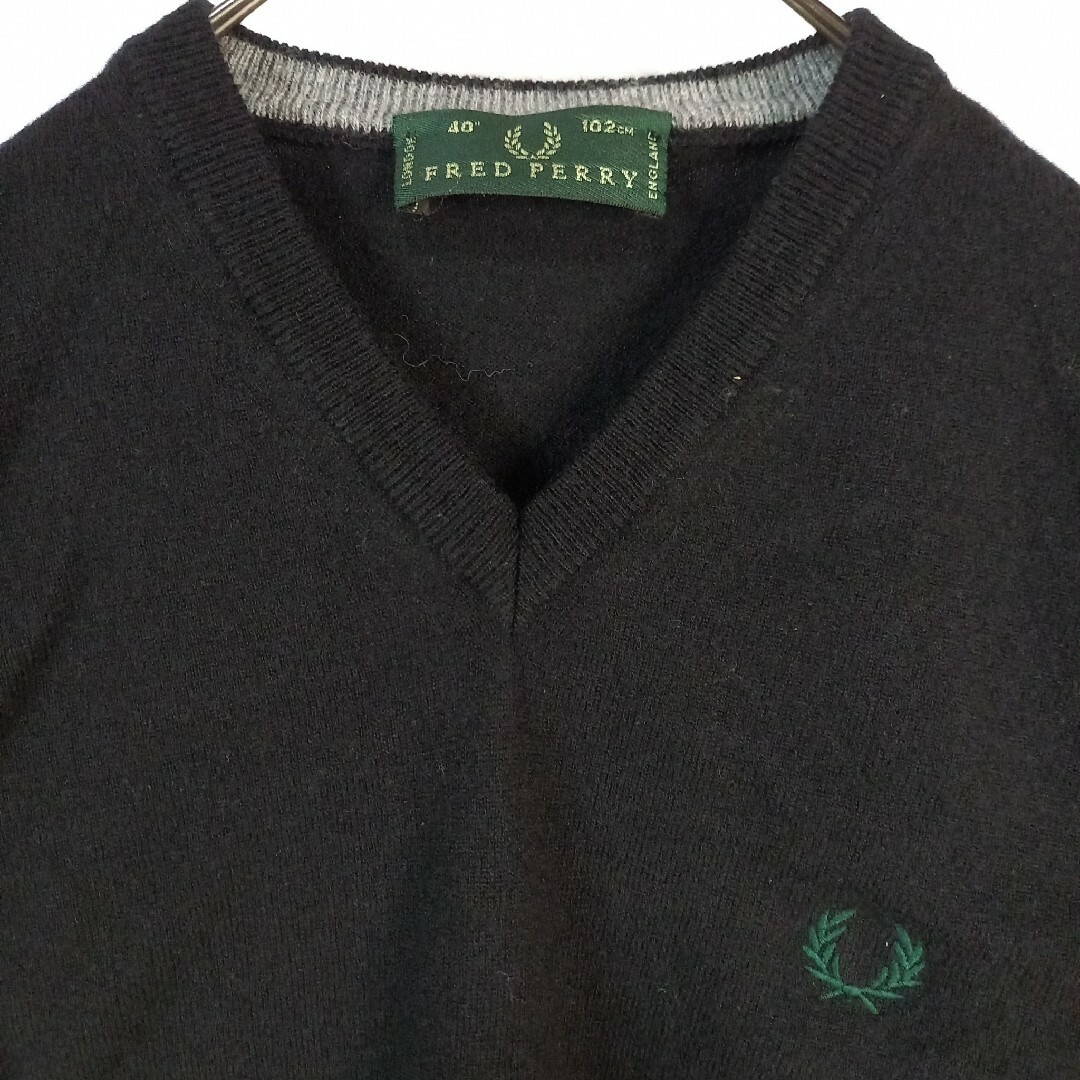 FRED PERRY(フレッドペリー)のイタリア製　フレッドペリー　ニットベスト　刺繍ロゴ　ユーロ古着　ブラック メンズのトップス(ニット/セーター)の商品写真