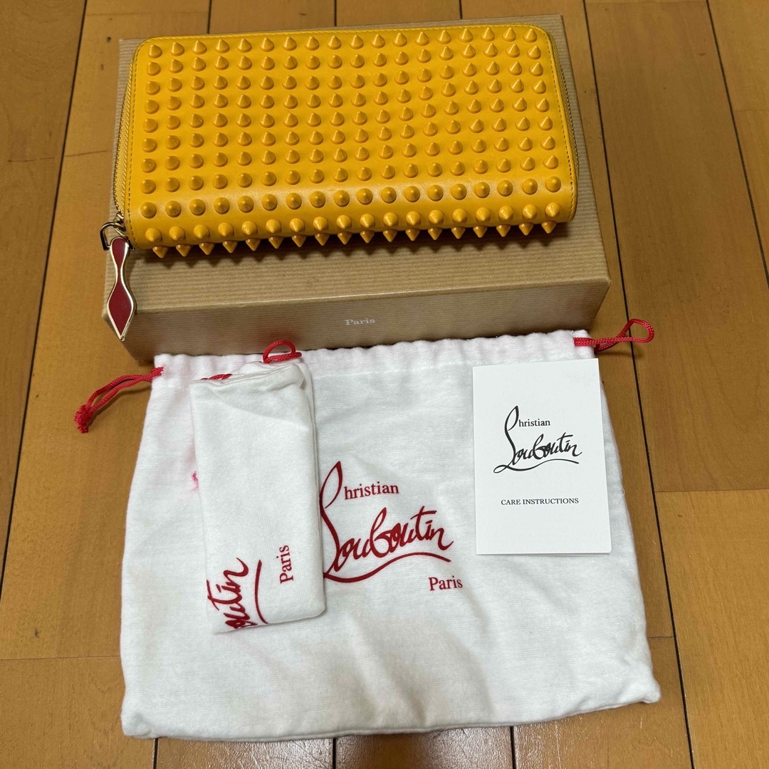 Christian Louboutin(クリスチャンルブタン)のルブタン　イエロー　スタッズ　財布 レディースのファッション小物(財布)の商品写真