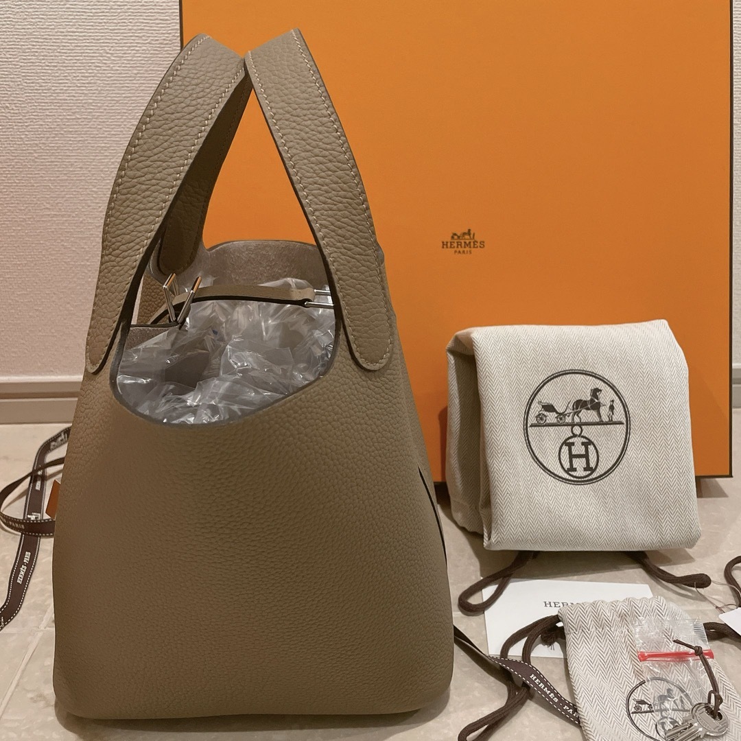 Hermes(エルメス)の新品未使用 エルメス ピコタンロックPM ベージュドゥワイマール×シルバー金具 レディースのバッグ(ハンドバッグ)の商品写真