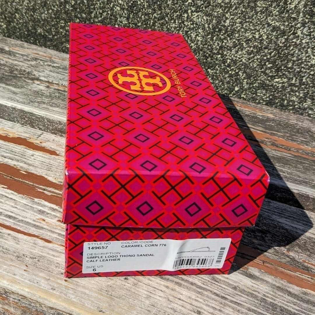 Tory Burch(トリーバーチ)のトリーバーチ　Tストラップレザーフラットソールサンダル☆新品☆ レディースの靴/シューズ(サンダル)の商品写真