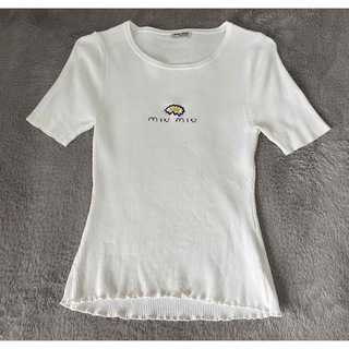 ミュウミュウ(miumiu)のミュウミュウ 刺繍リブニットTシャツ(Tシャツ(半袖/袖なし))