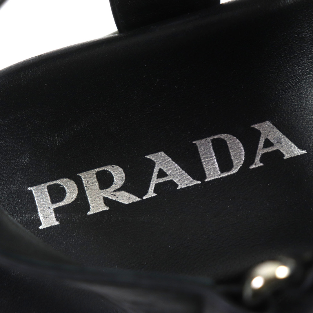 PRADA(プラダ)の美品 PRADA プラダ レザー ストラップ ロゴ入り 厚底 サンダル ブラック ホワイト シルバー金具 37.5 箱付き レディース レディースの靴/シューズ(サンダル)の商品写真