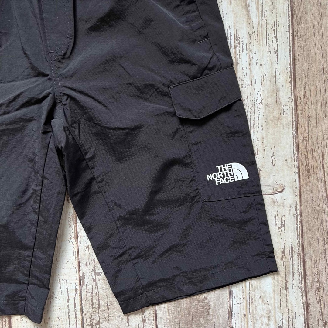 THE NORTH FACE(ザノースフェイス)の【海外限定】TNF ショート　カーゴパンツ メンズ　ジュニア  ブラック　170 メンズのパンツ(ショートパンツ)の商品写真